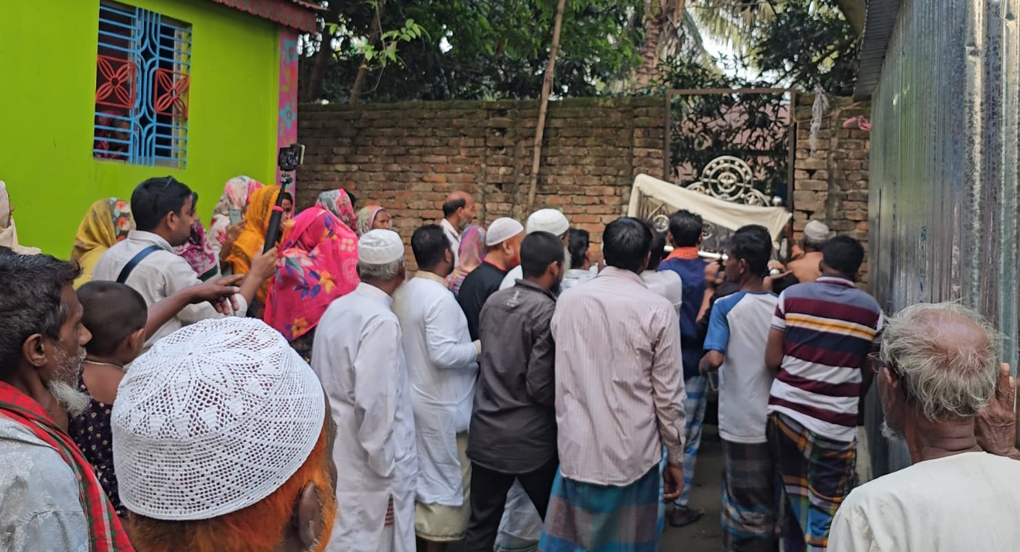 নরসিংদীতে জনসেবায় জীবন উৎসর্গ করলেও শেষ বিদায় হলো ‘প্রাচীরবন্দী’ হয়ে!